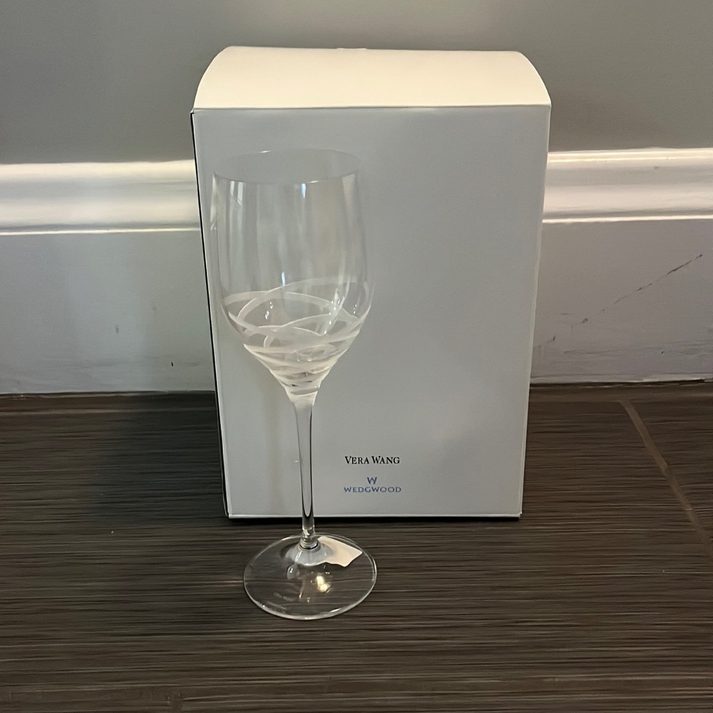 4 Vera Wang Wedgwood Blanc Sur Blanc Wine Goblets